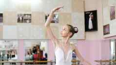 芭蕾舞大厅女孩白色芭蕾舞图图包订婚了芭蕾舞排练部分好提出了降低手优雅年轻的芭蕾舞女演员站栏杆大厅