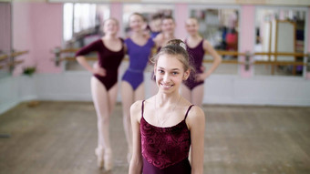 肖像年轻的女孩芭蕾舞舞者淡紫色芭蕾舞紧身连衣裤微笑优雅的执行芭蕾舞数字