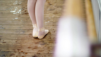 关闭跳舞大厅芭蕾舞女演员芭蕾舞鞋子执行紧张大巴特曼优雅站巴利镜子芭蕾舞类