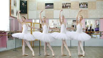 芭蕾舞大厅女孩白色芭蕾舞裙子订婚了芭蕾舞排练趋向向前巴特曼年轻的芭蕾舞 演员站尖端鞋子栏杆芭蕾舞大厅