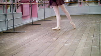 跳舞<strong>大厅</strong>年轻的芭蕾舞女演员紫色的紧身连衣裤执行之旅杰特里面<strong>移动</strong>芭蕾舞类优雅