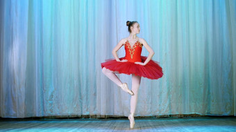 芭蕾舞彩排阶段剧院大厅年轻的芭蕾舞女演员红色的芭蕾舞图图尖端鞋子舞蹈优雅芭蕾舞运动没有跑之旅鞭打