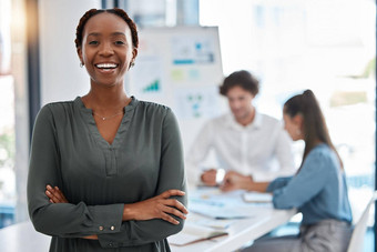 肖像快乐女人站企业办公室团队分析会议黑色的专业女商人讨论分析有创意的项目公司会议房间