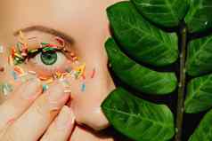 开放绿色女人的眼睛甜蜜的五彩缤纷的撒上眼睑植物大绿色叶子