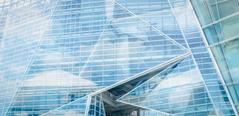 可持续发展的玻璃建筑风权力概念风涡轮蓝色的天空反映可持续发展的企业办公室建筑绿色能源可持续发展的发展目标概念可再生能源