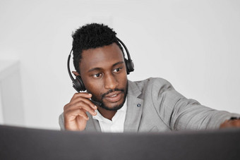 调用中心客户服务crm代表穿耳机咨询客户电话销售公司黑色的男人。联系销售支持工作电脑