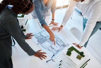 架构师团队规划建筑蓝图办公室同事建设工人设计规模模型未来体系结构企业工作设置