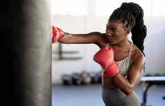 拳击手锻炼培训女孩冲袋工作体育健身锻炼强度运动员战斗机黑色的女人拳击健康健康健身房武术艺术战斗俱乐部