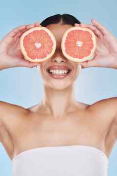 葡萄柚护肤品美化妆品健康的产品营养脸蓝色的模型工作室背景自然牙科健康水果清洁身体微笑快乐模型
