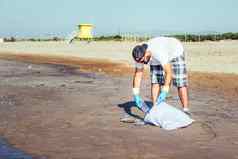志愿者收集浪费污染海洋