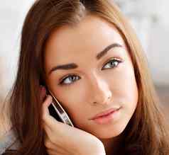 脸电话调用沟通美丽的年轻的女人会说话的调用思考的想法联系技术皮肤女谈话移动