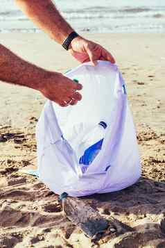 手志愿者挑选塑料海滩