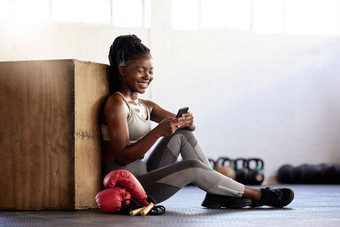 黑色的女人拳击手电话健身房放松健康锻炼<strong>体育运动</strong>健身培训微笑沟通健康快乐体育女孩技术移动智能<strong>手机</strong>