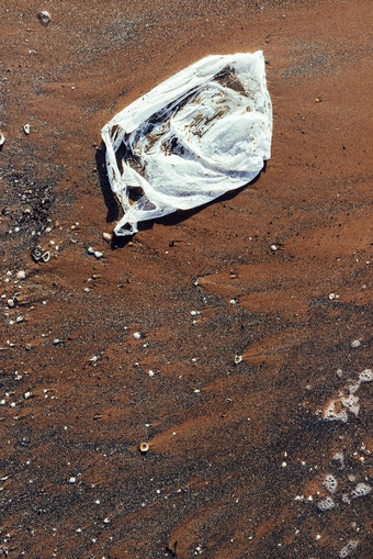 塑料袋污染沙子海滩