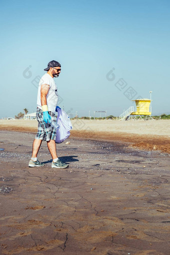 志愿者挑选浪费污染海滩