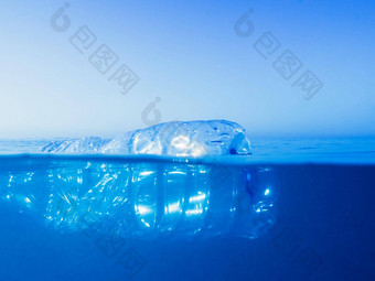 塑料瓶浮动水海洋
