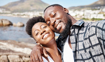 黑色的夫妇自拍微笑快乐海滩有趣的无忧无虑的放松阳光明媚的一天在户外肖像爱夏天非洲人照片假期浪漫度假度蜜月日期