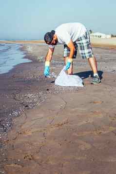 志愿者收集塑料污染海