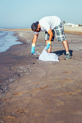 <strong>志愿者</strong>收集塑料污染海
