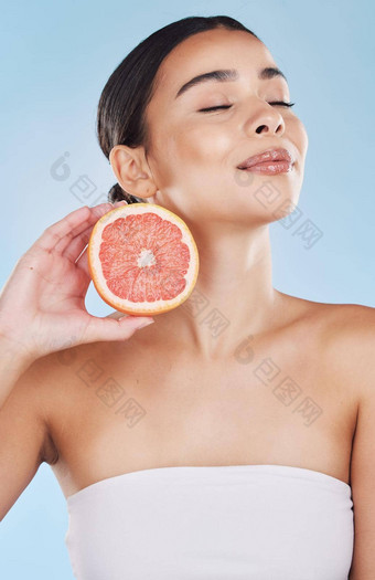 葡萄柚女人护肤品健康水果脸梳理健康饮食健康蓝色的背景工作室快乐微笑美巴西模型维生素食物产品手