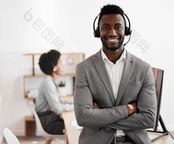 调用中心客户服务crm顾问穿耳机快乐电话销售公司肖像自信黑色的男人。联系销售支持部门援助