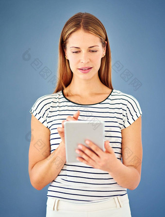 <strong>点击下载</strong>年轻的女人数字平板电脑蓝色的背景