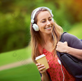 漫步公园咖啡音乐年轻的女人听音乐咖啡