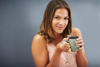 伟大的天开始伟大的咖啡工作室肖像年轻的女人喝杯咖啡灰色的背景