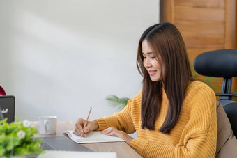 亚洲<strong>女学生</strong>看教训在线研究距离的远近年轻的<strong>女</strong>人需要笔记听讲座<strong>女老师</strong>视频调用视频会议<strong>老师学生</strong>