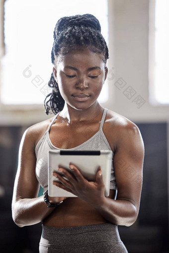 个人教练数字平板电脑移动健康技术健身房黑色的女人锻炼健身健身房体育运动员<strong>在线</strong>锻炼教练互联网<strong>培训</strong>动机