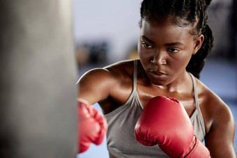 女人拳击健身房培训锻炼强大的动机运动员战斗机健身手协调焦点浓度冲袋罢工锻炼体育设施