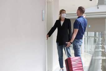 游客观察卫生规则流感大流行检查房间酒店房间
