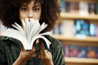 奖学金书女孩学生图书馆学习研究阅读教育知识信息年轻的聪明的非洲式发型黑色的女人大学大学校园学校