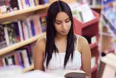 学生书女人阅读图书馆大学大学学校校园教育书架上知识奖学金女孩学生研究学术聪明的信息