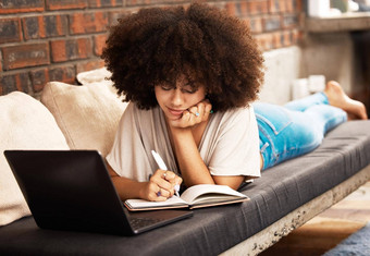 教育学习写作女人学生研究在线移动PC沙发首页生活房间研究增长发展女学习者采取笔记考试