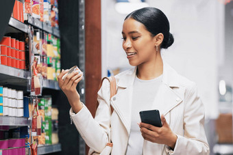超市购物客户智能手机检查价格标签产品信息在线零售消费者女人食物杂货店检查折扣代码销售选择数字应用程序
