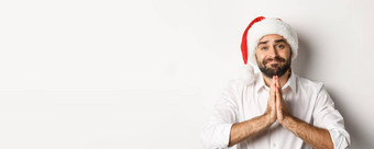 聚会，派对冬天假期庆祝活动概念特写镜头成人的家伙圣诞老人他乞讨圣诞节礼物持有手辩护白色背景