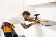 工匠安装滚刀厨房家庭设备安装服务概念