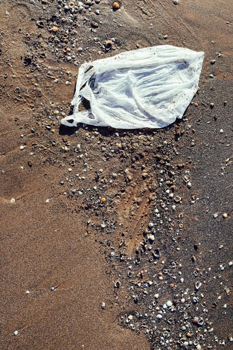 塑料袋扔沙子海滩