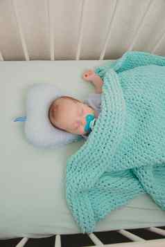 婴儿睡觉婴儿床甜蜜的婴儿梦想