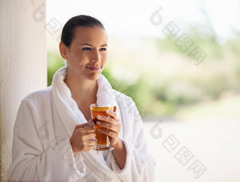 <strong>撤退</strong>水疗中心时间年轻的女人喝冰茶一天水疗中心