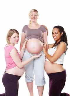 怀孕了肖像女人朋友工作室背景模型孕妇摄影妈妈。友谊快乐女士们微笑持有日益增长的健康的怀孕肚子
