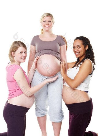 怀孕了肖像女人朋友工作室背景模型孕妇摄影妈妈。友谊快乐女士们微笑持有日益增长的健康的怀<strong>孕肚</strong>子