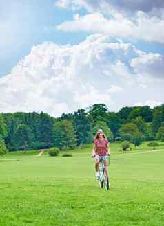 自行车骑新鲜的国家空气年轻的女人骑自行车农村
