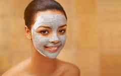深清洗护肤品年轻的女人享受护肤品治疗水疗中心