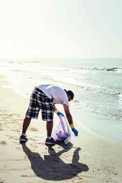 志愿者收集浪费污染海