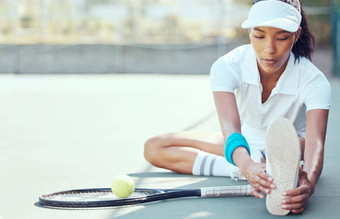 网球球员锻炼有<strong>竞争力</strong>的体育运动女人伸展运动准备游戏匹配户外法院健身女球员坐着warmup锻炼实践