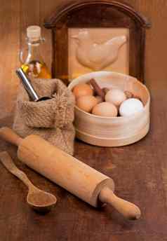 烹饪首页木勺子刮刀厨房餐具木表格简单的产品面粉鸡蛋木表格