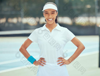 网球健身肖像体育女人培训锻炼锻炼户外网球法院快乐微笑健康健康女孩准备好了实践培训游戏