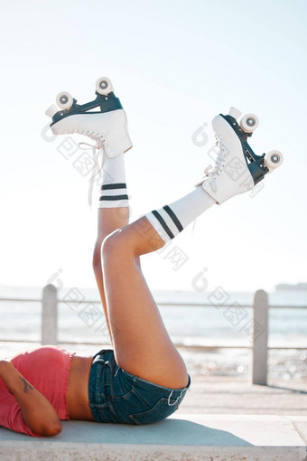 有趣的辊<strong>溜冰</strong>鞋海滩假期夏天女人享受爱好放松自由滑冰腿鞋子女<strong>溜冰</strong>者适合活跃的海休闲旅行